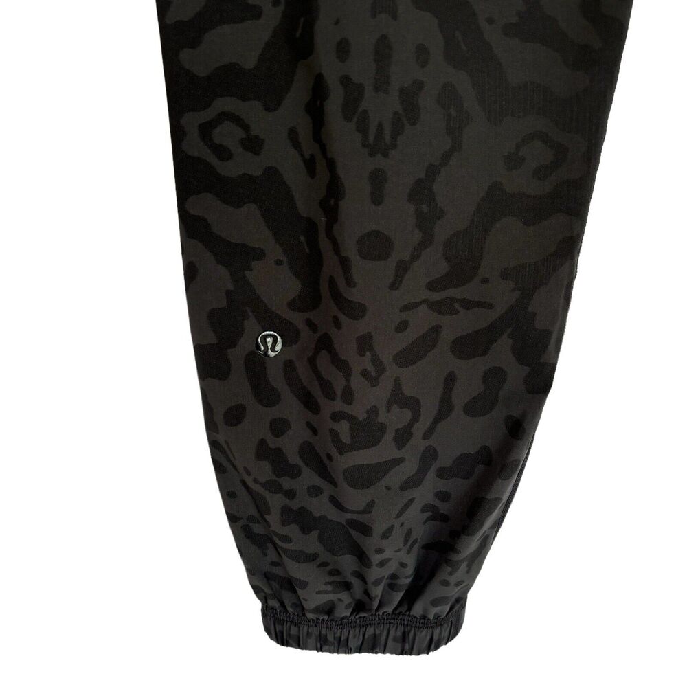 Lululemon women's drawstring cropped jogger style animal print pants size 4 - Picture 4 of 6